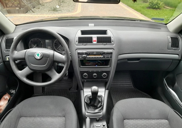 Skoda Octavia cena 17900 przebieg: 259000, rok produkcji 2011 z Moryń małe 56
